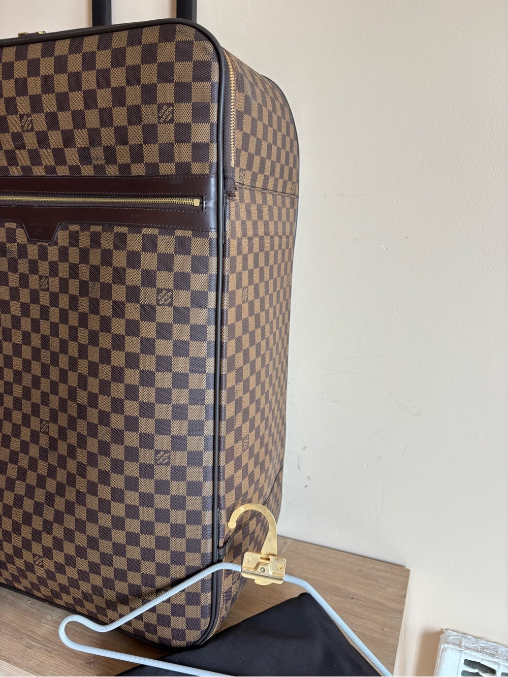 Authentic Louis Vuitton pegase 70 damier ebene suitcase w/accesories - Picture 3 of 9